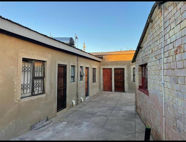 8 BEDROOM HOUSE FOR SALE IN ZOLA